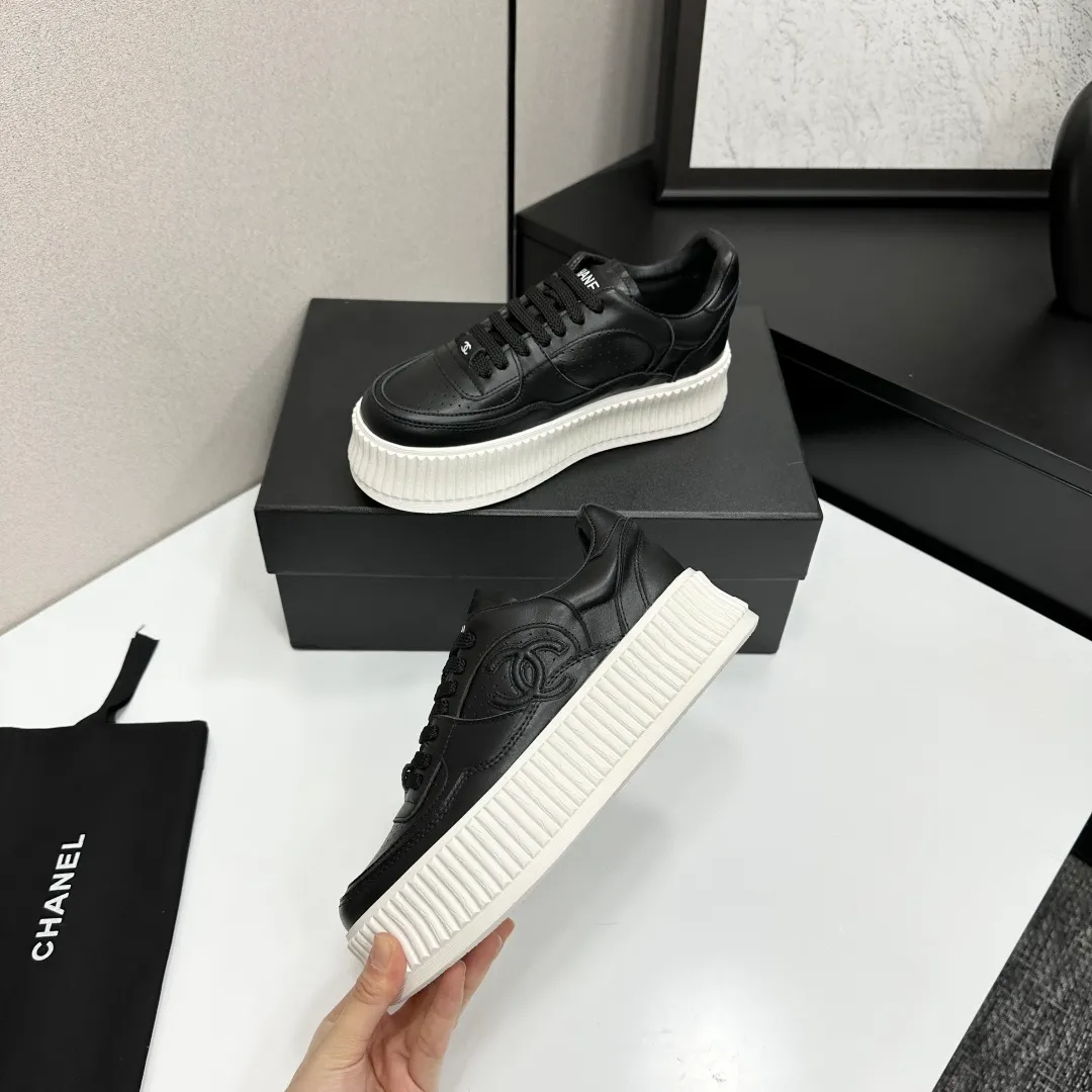 👟👟Ex-factory price 560👟👟Chanel Panda Shoes! 2025 counter's top casual sports shoes. This classic design; the upper is electro-embroidered with a variety of techniques; the outsole is fashionable and sporty; the unusual inclusion of a variety of color matching elements... The diversified mix and match is very good-looking and versatile, and can be used for leisure, fashion, sports, and outdoor... ꫛꫀꪝ Go➫ Materials: ❶Upper made of: original imported first-layer silk cowhide + original waterproof cloth + original first-layer cowhide ❷Inner lining: Breathable mesh ❸ Outsole based on: original TPU combination outsole, full set of boutique packaging for women 35–41